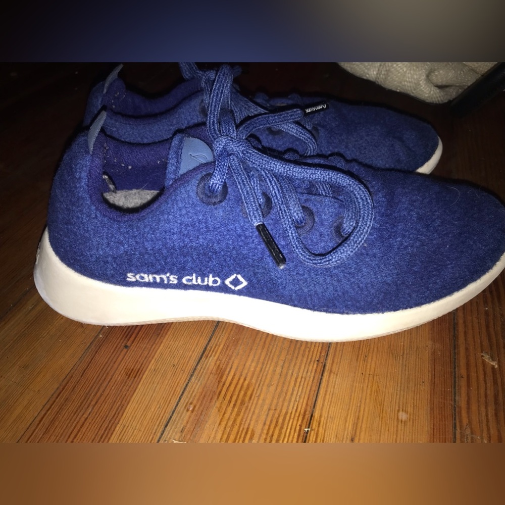 Women’s tennis shoes